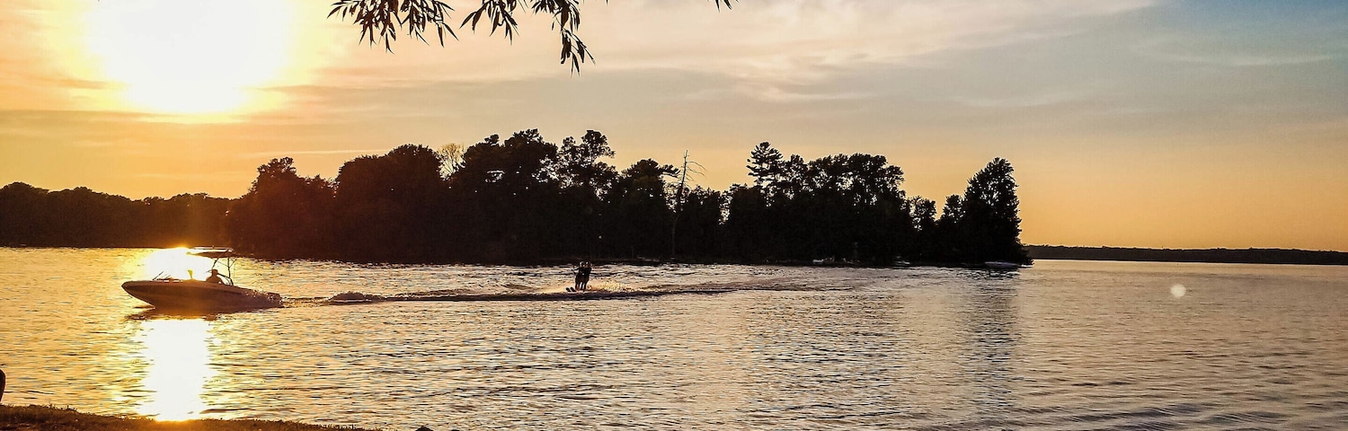 A nice way to unwind with the family after a full day of activities @fernresort Ontario - the boat + water ski show while soaking in the glorious sunsets in Ontario's Cottage Country #familytravel #discoverON