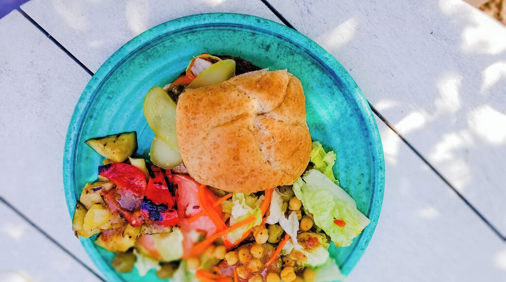 We loved the family BBQ by the water - lots of options for even the fussiest foodies! @fernresort - Ontario, Canada's All-Inclusive Resort with accommodations for large families & activities for all ages!
#familytravel #ontariosallinclusive #foodies #discoverON #Summertravel