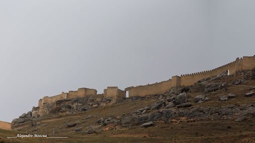 Vista de la fortaleza de Gormaz desde la base de la colina