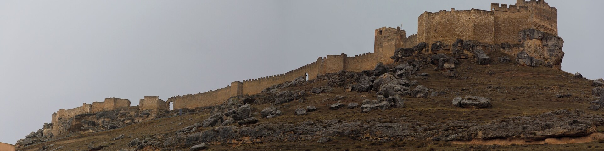 Vista de la fortaleza de Gormaz desde la base de la colina