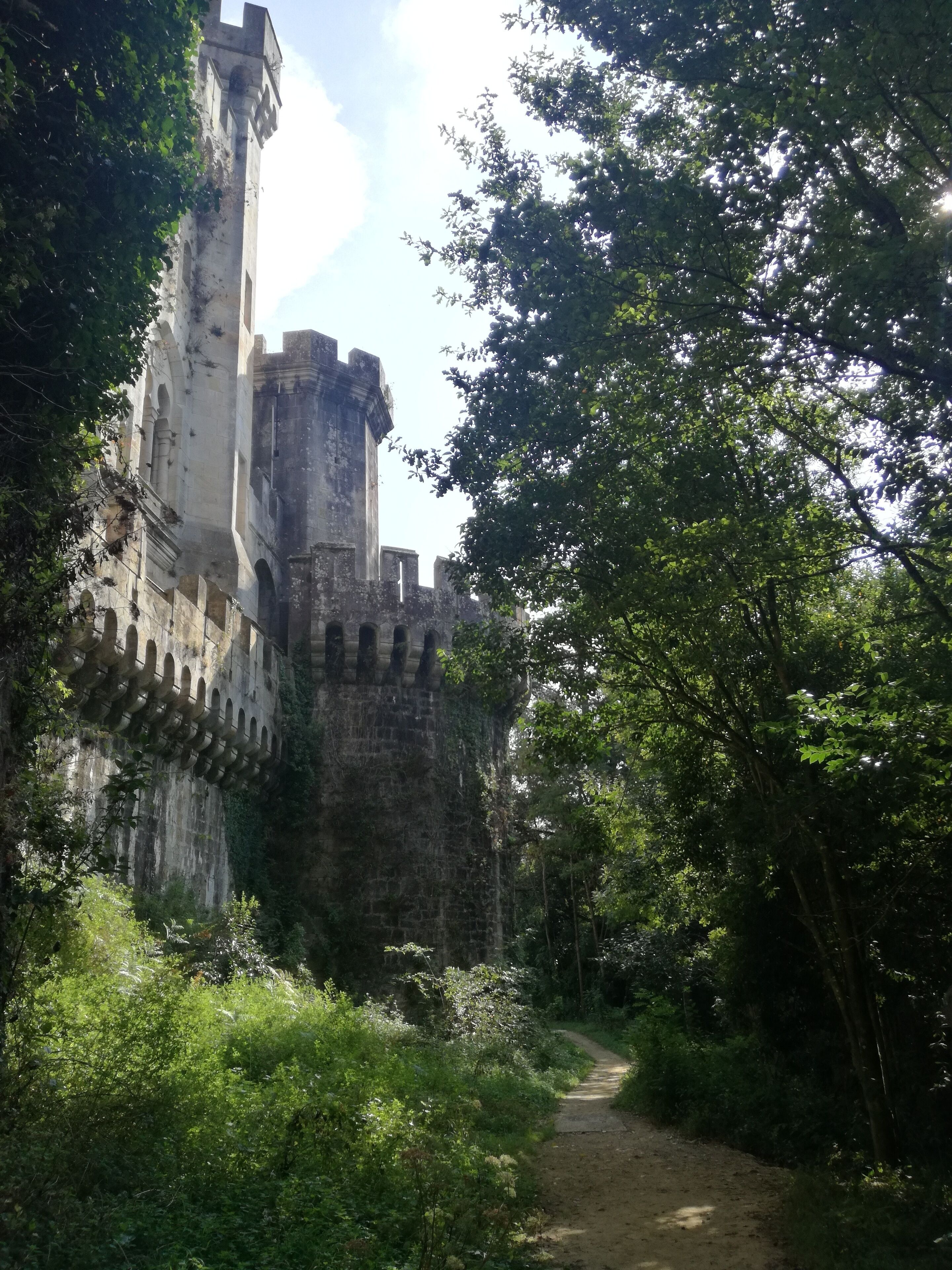 Visiting Castillo de Butrón is like going back in time, incredible place almost untouched nearby Bilbao!

#LifeAtExpedia
