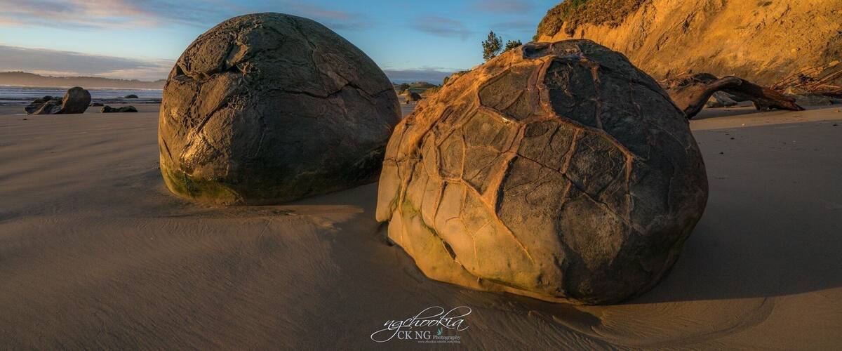 Dinosaur Egg II Moeraki Boulders - New Zealand
People sometimes mistake the Moeraki Boulders for dinosaur eggs, alien ... They range in size from about 1.5 meters to a little over 2 meters.
