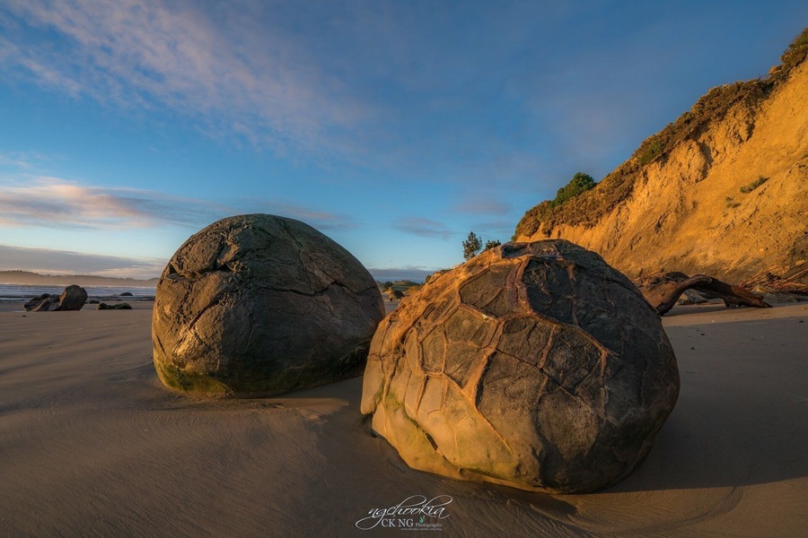 Dinosaur Egg II Moeraki Boulders - New Zealand
People sometimes mistake the Moeraki Boulders for dinosaur eggs, alien ... They range in size from about 1.5 meters to a little over 2 meters.