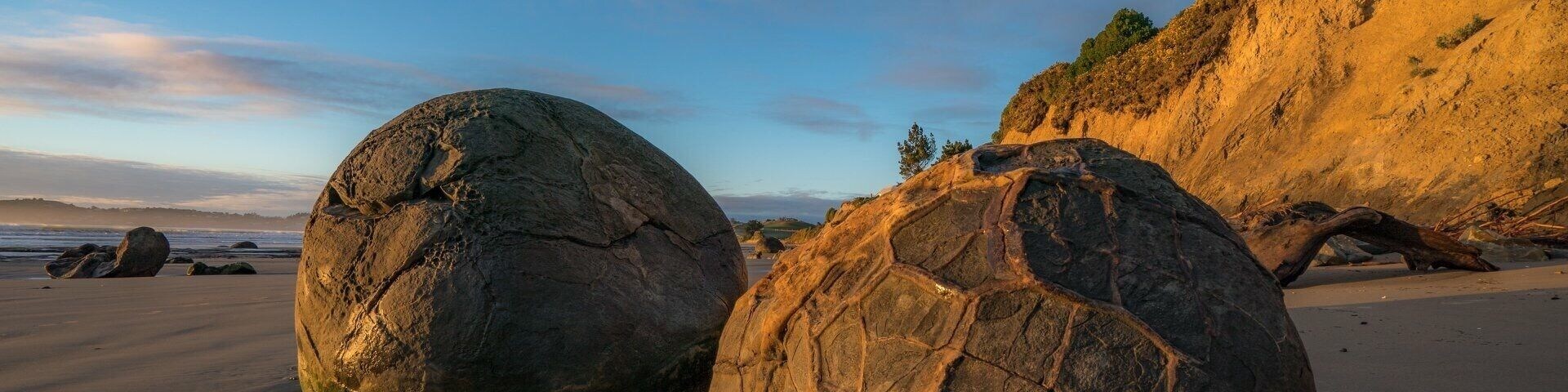 Dinosaur Egg II Moeraki Boulders - New Zealand
People sometimes mistake the Moeraki Boulders for dinosaur eggs, alien ... They range in size from about 1.5 meters to a little over 2 meters.