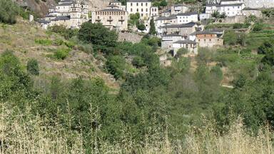 El santuario de As Ermitas. Es una de las mejores muestras del arte barroco rural gallego, un lugar digno de visitar. Enclavado a orillas del río Bibei, entre los municipios de Manzaneda y O Bolo, nos presenta un bello escenario donde conjugan, en perfecta armonía, lo abrupto y agreste del terreno con la belleza a veces mágica y sobria de las formas arquitectónicas. Junto con el majestuoso templo resaltar su Vía Crucis, considerado, en su estilo, como uno de los tres mejores del mundo. www.obolo.es/galegomonumentosantuario.htm