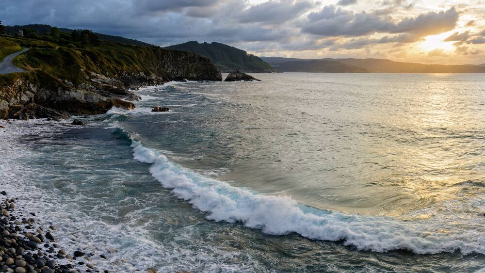 Playa de Muñielos al atardecer, en Xove, Galicia, España