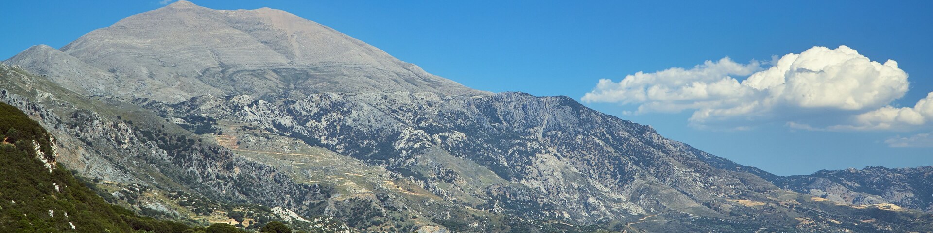Paisagem montanhosa com uma aldeia aninhada no vale.