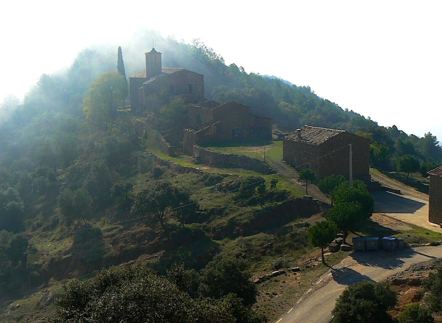 Poble de Pallerols de Rialb (La Baronia de Rialb, Catalunya). A primer pla l'antiga escola, seguit de la rectoria i l'església de Sant Esteve (del Romànic del s. XI)