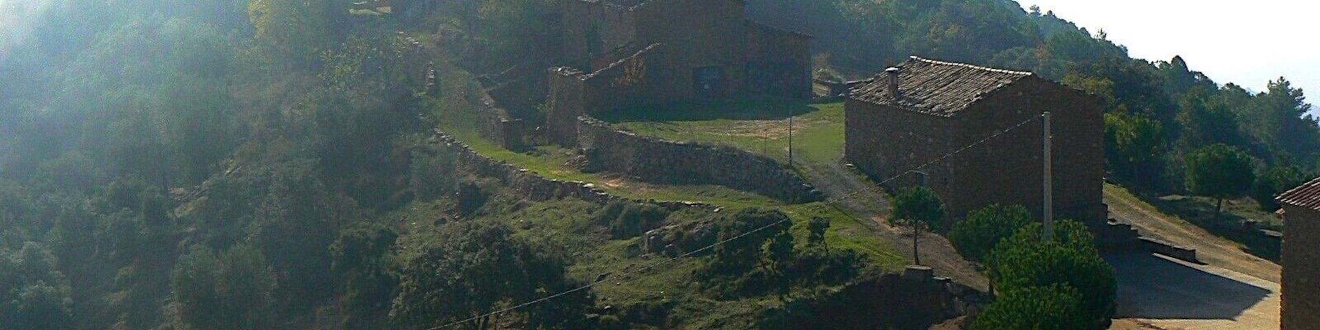 Poble de Pallerols de Rialb (La Baronia de Rialb, Catalunya). A primer pla l'antiga escola, seguit de la rectoria i l'església de Sant Esteve (del Romà nic del s. XI)