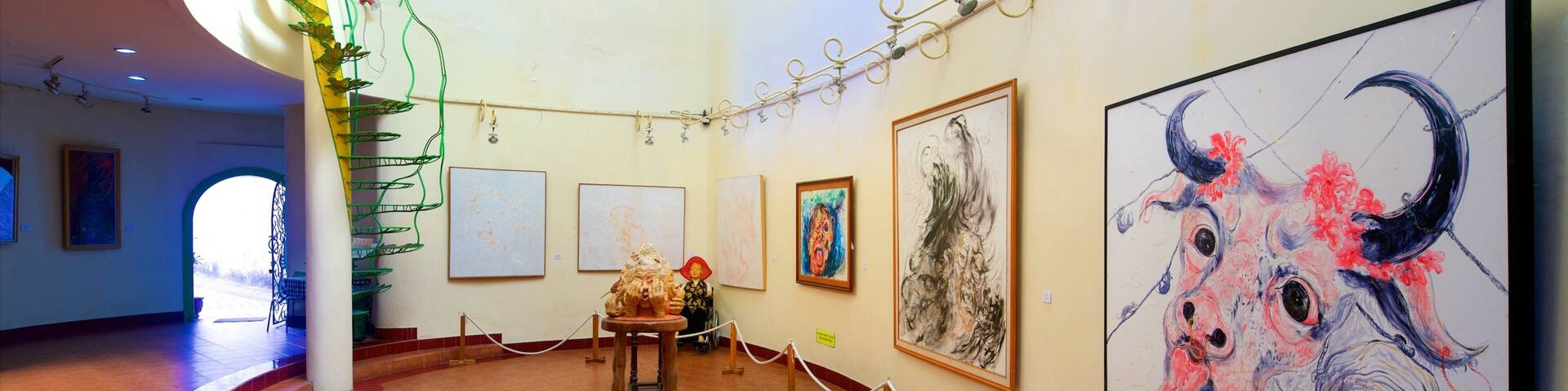 Catur Tunggal featuring interior views and art