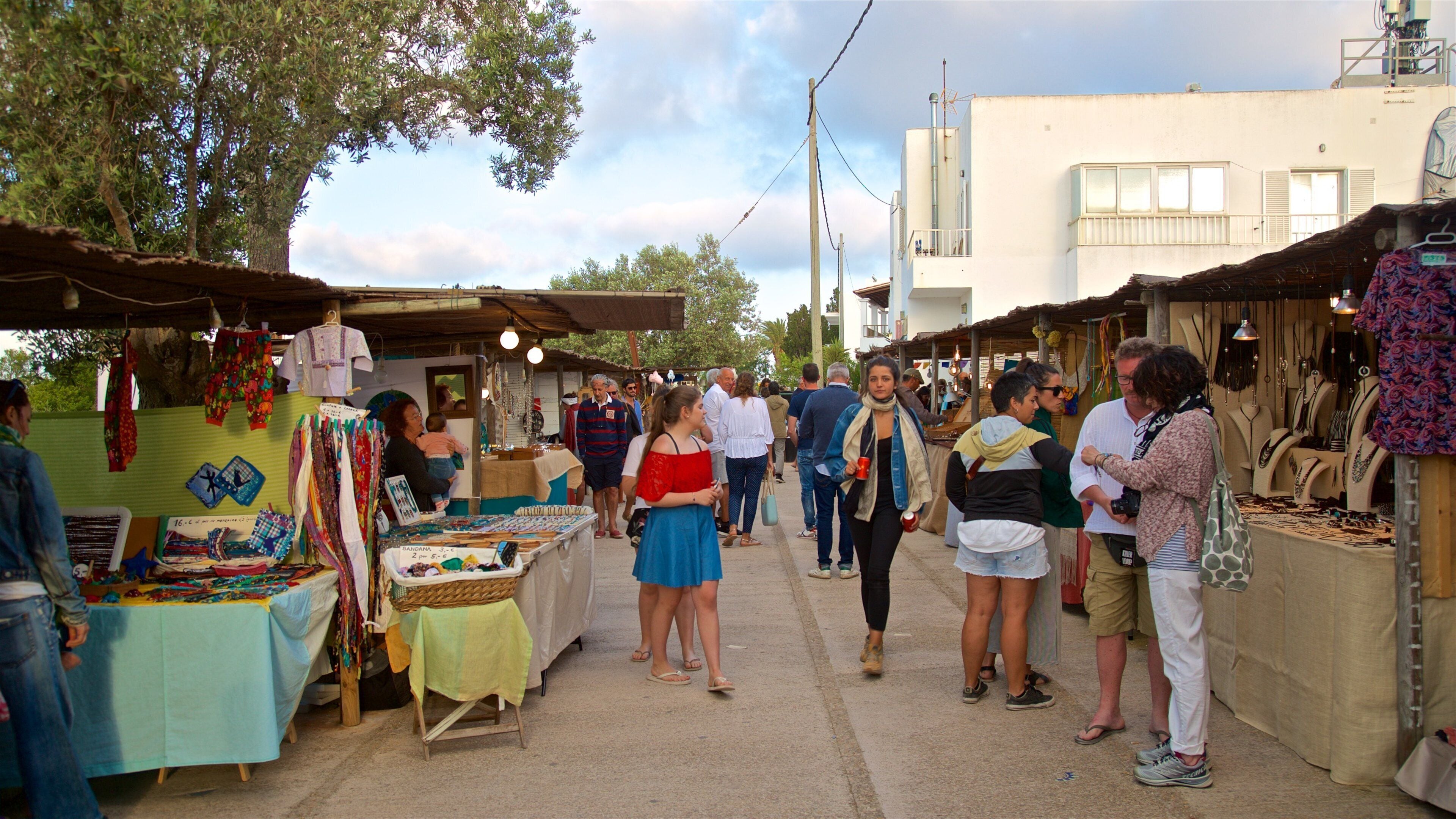 Pilar de la Mola featuring markets as well as a small group of people