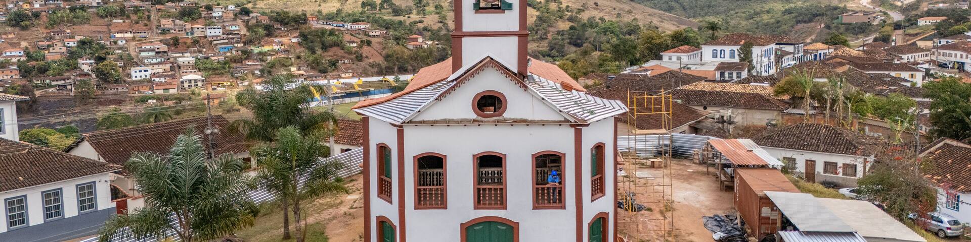 Igreja de Santa Rita, centro histórico de Serro, Minas Gerais, Brasil. Uma vista aérea em perspectiva de drone.