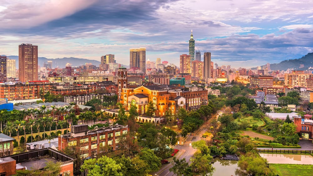 HYY42R Taipei, Taiwan skyline over National Taiwan University.