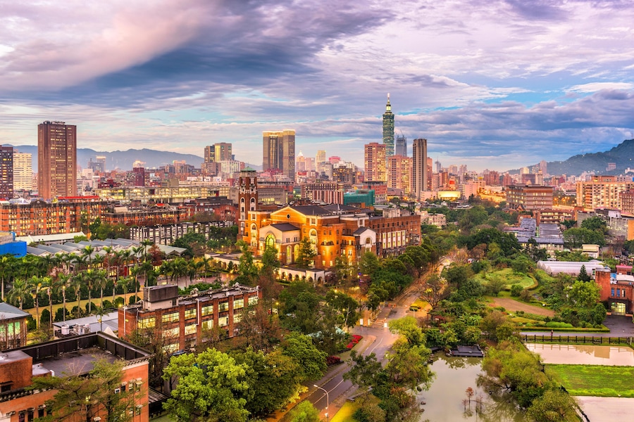 HYY42R Taipei, Taiwan skyline over National Taiwan University.