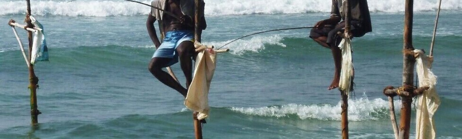 Pessoas pescando no oceano com bambolês.