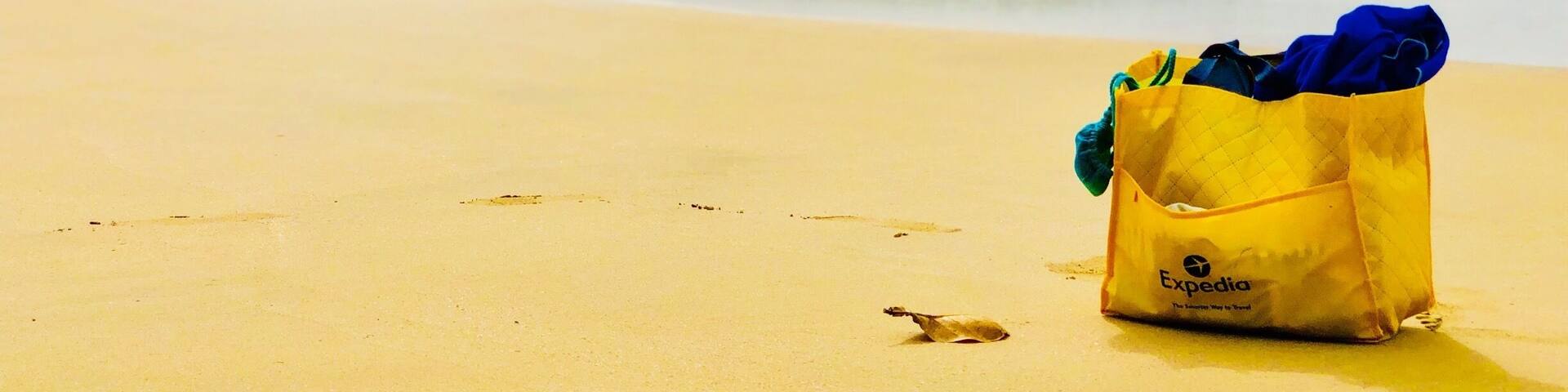 Hiriketiya - A YET untouched beach, found amidst a village in the Southern Coast of Sri Lanka ..â€ïž
A lil Tip - if you want to learn to Surf , this is a great beach with baby waves for beginners ..Thisâs where I touched a Surf board ever đ
#travellife #beaches #myholidayinmycountry #islandvibe #LifeAtExpedia