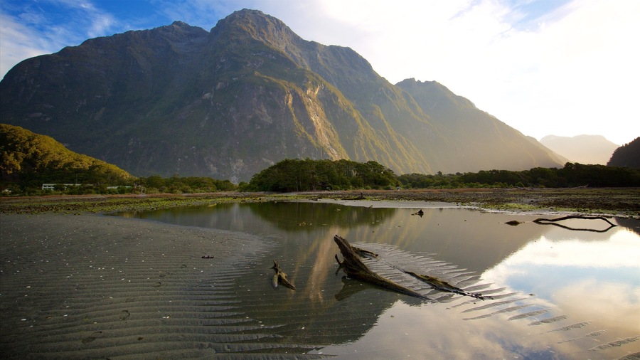 Fjordland National Park toont een kiezelstrand, bergen en een baai of haven