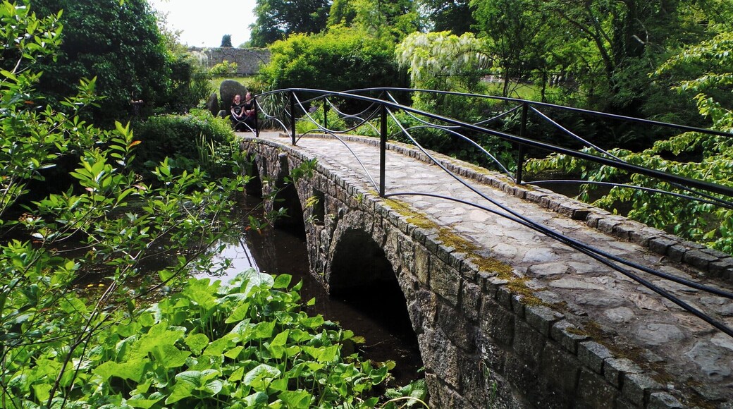 500-year-old oaks, roses and herbaceous plants fill this sprawling, riverside garden with lake.