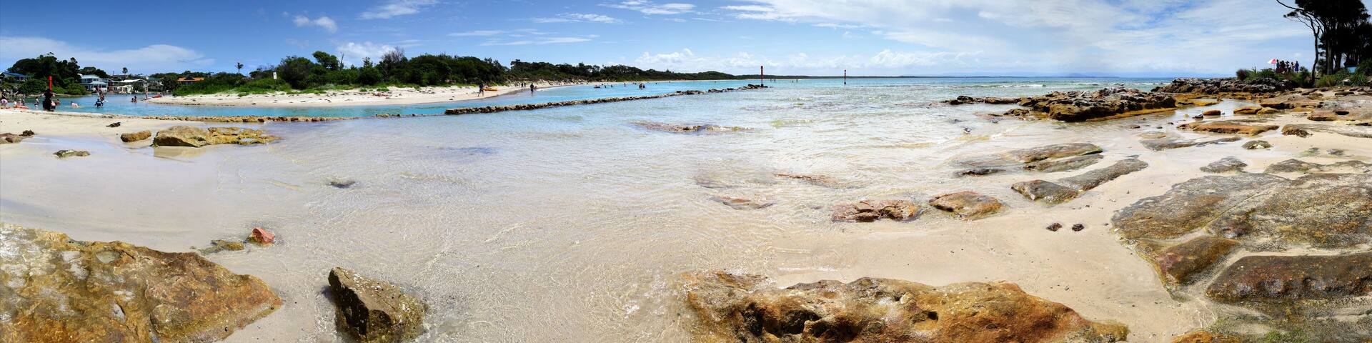 Tourists on vacation at Currarong Australia scenic Parorama