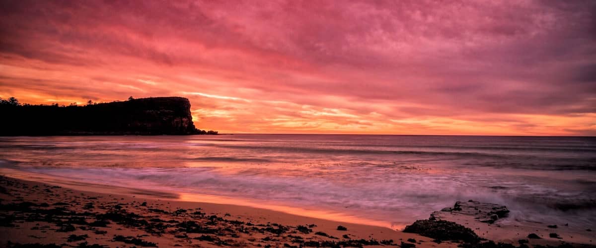 A BEAUTIFUL location for any fan of a good sunrise or sunset. The beautiful head too the left can hide the sun and allow the clouds to carry all of the light. 
I have been lucky enough to see some amazing sunrises at this stunning location. 
Too see more of my work, check my social media pages -  
 Facebook - https://www.facebook.com/DevilbabiDesignsPhotography/ 
 Flickr - https://www.flickr.com/photos/devilbabidesignsphotography/  
Google + https://plus.google.com/+AmandaMoore  
Feel free to leave me any questions you may have about this stunning location!