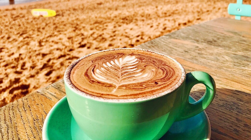 Continuing my love affair with Sydney's sunny beachside cafes. This little kiosk in Avalon, located on the Northern Beaches, is a perfect spot to watch the world go by #LifeAtExpedia