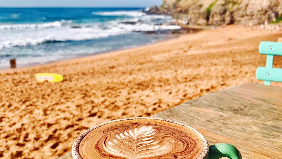 Continuing my love affair with Sydney's sunny beachside cafes. This little kiosk in Avalon, located on the Northern Beaches, is a perfect spot to watch the world go by #LifeAtExpedia