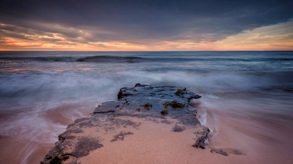 Avalon is such a stunning beach! There are so many composition options and if you spend the morning from early there you will definetely see some sights. From this sunrise shoot I saw an amazing saturated sunrise, then some dolphins, then a more demure color flow here. So pretty, you should check it out! #Goldenhour #whatshot #beautiful #Australia