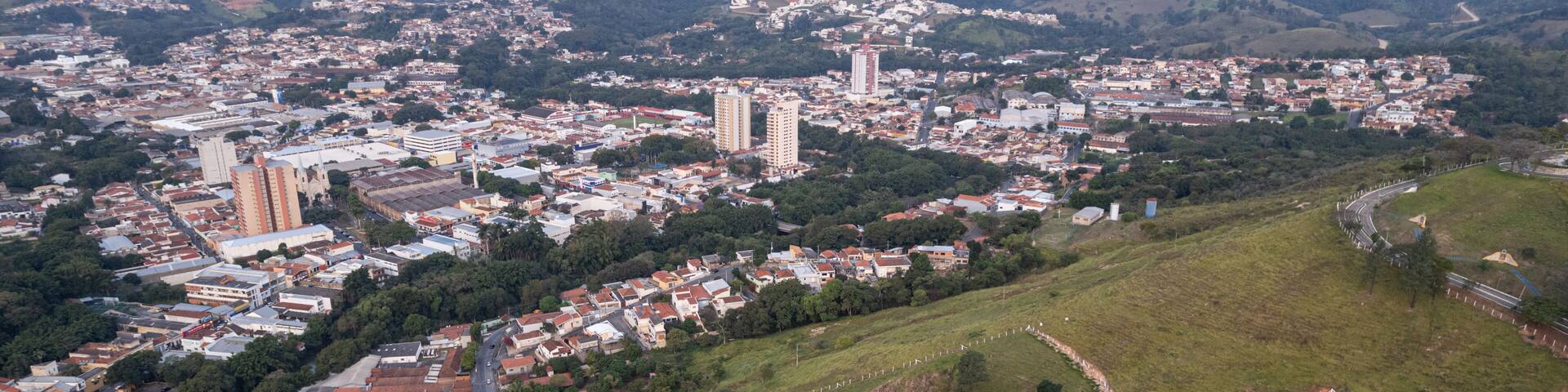Vista aérea da cidade de Pedreira no interior de São Paulo. Trânsito de um dia movimentado. Brasil 2022.