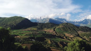 Last year i did an intership at 'Oye LENA'.
Oye LENA consists of three educational projects:
– Oye NENE, afterschool nursery education,
– Oye INTI WARMA, education for children with a disability,
– Oye YACHAQ, a partnership with the local population to work towards better education.
Besides the wonderful kids I had to work with, I was really lucky to wake up everyday with this view! They will be seeing me there again, for sure!