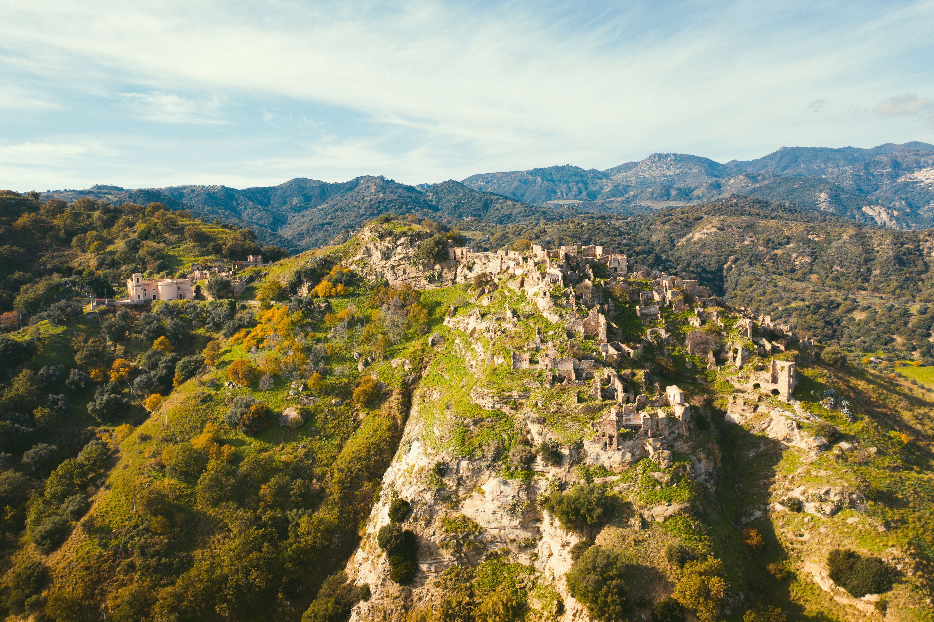Vista aerea rovine di Brancaleone antica. Calabria Italia.