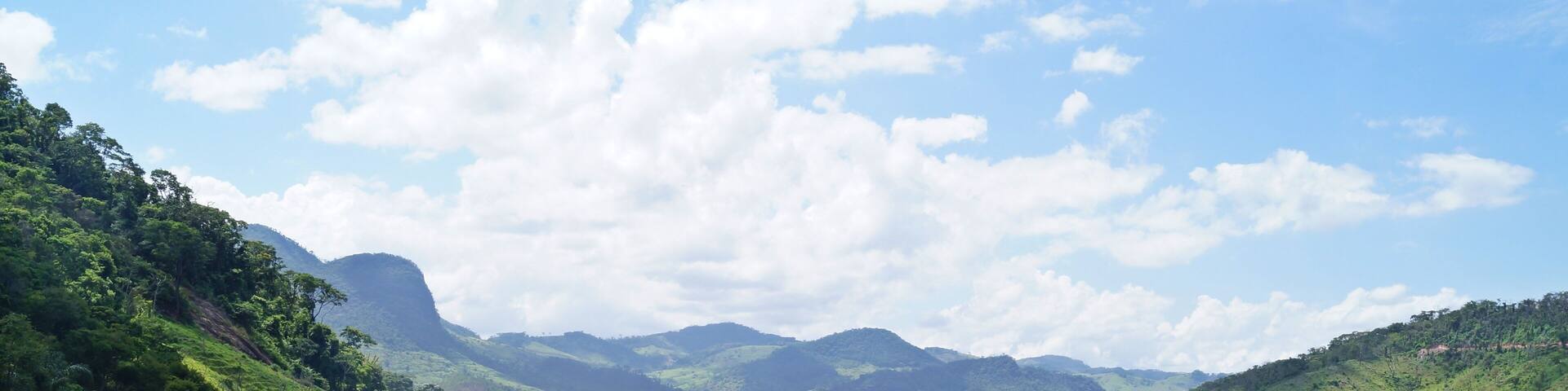 Paisagem da trilha na Serra dos Cristais no Caminho da Luz perto de Carangola / Minas Gerais / Brazil