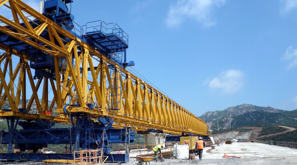El Viaducto de Despeñaperros tiene una longitud aproximada de 380 m con nueve vanos (38+2x39+4x45+39+44) y altura máxima de pilas de 39 m. El tablero está formado por dovelas prefabricadas, colocadas con carro de lanzamiento y unidas entre sí únicamente mediante postesado.