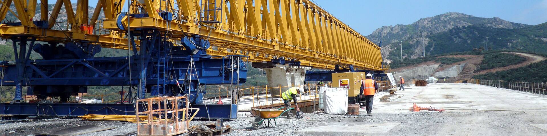 El Viaducto de Despeñaperros tiene una longitud aproximada de 380 m con nueve vanos (38+2x39+4x45+39+44) y altura mĂĄxima de pilas de 39 m. El tablero estĂĄ formado por dovelas prefabricadas, colocadas con carro de lanzamiento y unidas entre sĂ Ășnicamente mediante postesado.