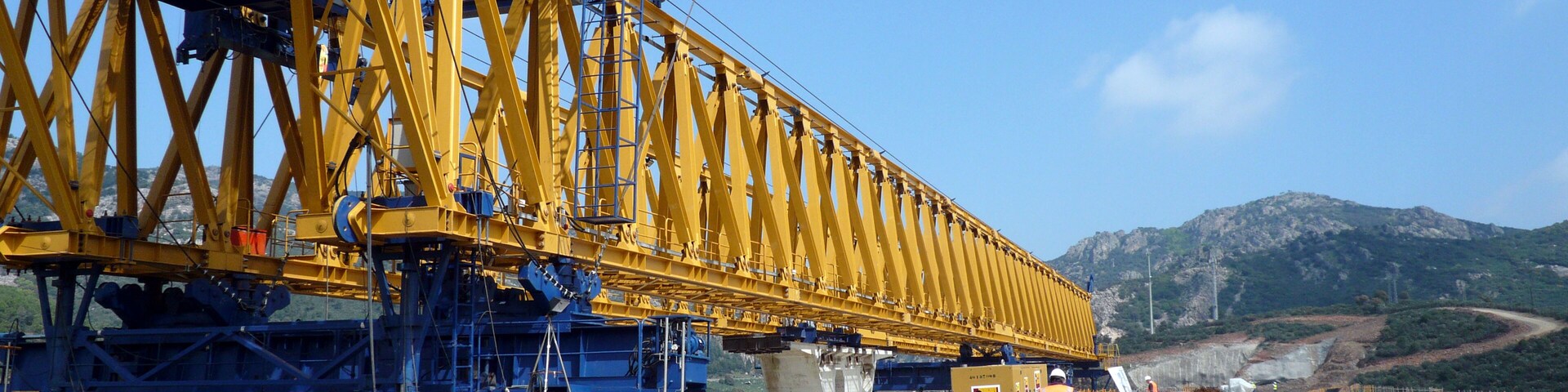 El Viaducto de Despeñaperros tiene una longitud aproximada de 380 m con nueve vanos (38+2x39+4x45+39+44) y altura máxima de pilas de 39 m. El tablero está formado por dovelas prefabricadas, colocadas con carro de lanzamiento y unidas entre sí únicamente mediante postesado.