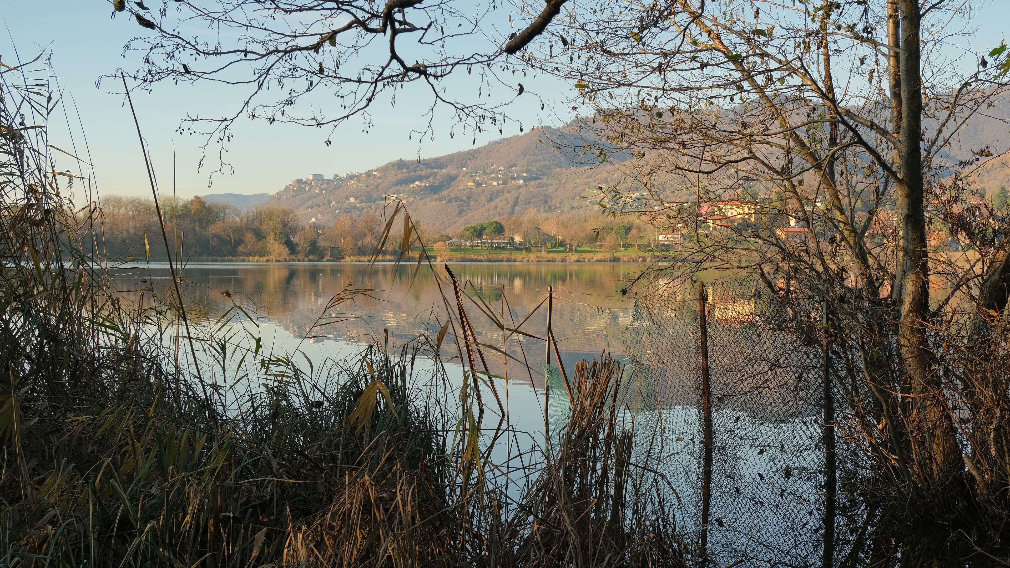 Il lago di Montorfano in provincia di Como in una giornata d'inverno.