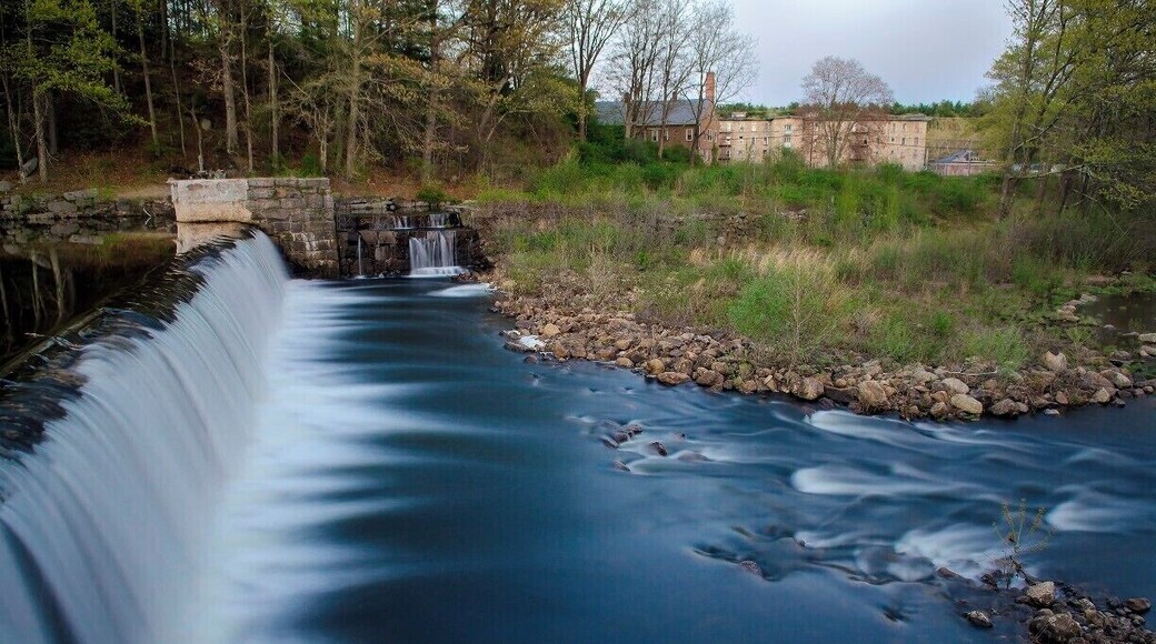 This is the first damn on the Pawtuxet River. This dam used to provide power to the mills seen in the far distance.
The factory is sadly not in use and falling apart. There are plans to turn the buildings into apartments.