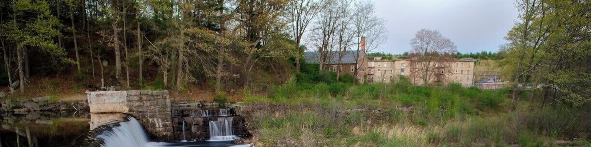 This is the first damn on the Pawtuxet River. This dam used to provide power to the mills seen in the far distance.
The factory is sadly not in use and falling apart. There are plans to turn the buildings into apartments.