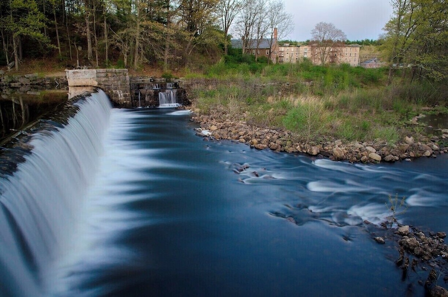 This is the first damn on the Pawtuxet River. This dam used to provide power to the mills seen in the far distance.
The factory is sadly not in use and falling apart. There are plans to turn the buildings into apartments.