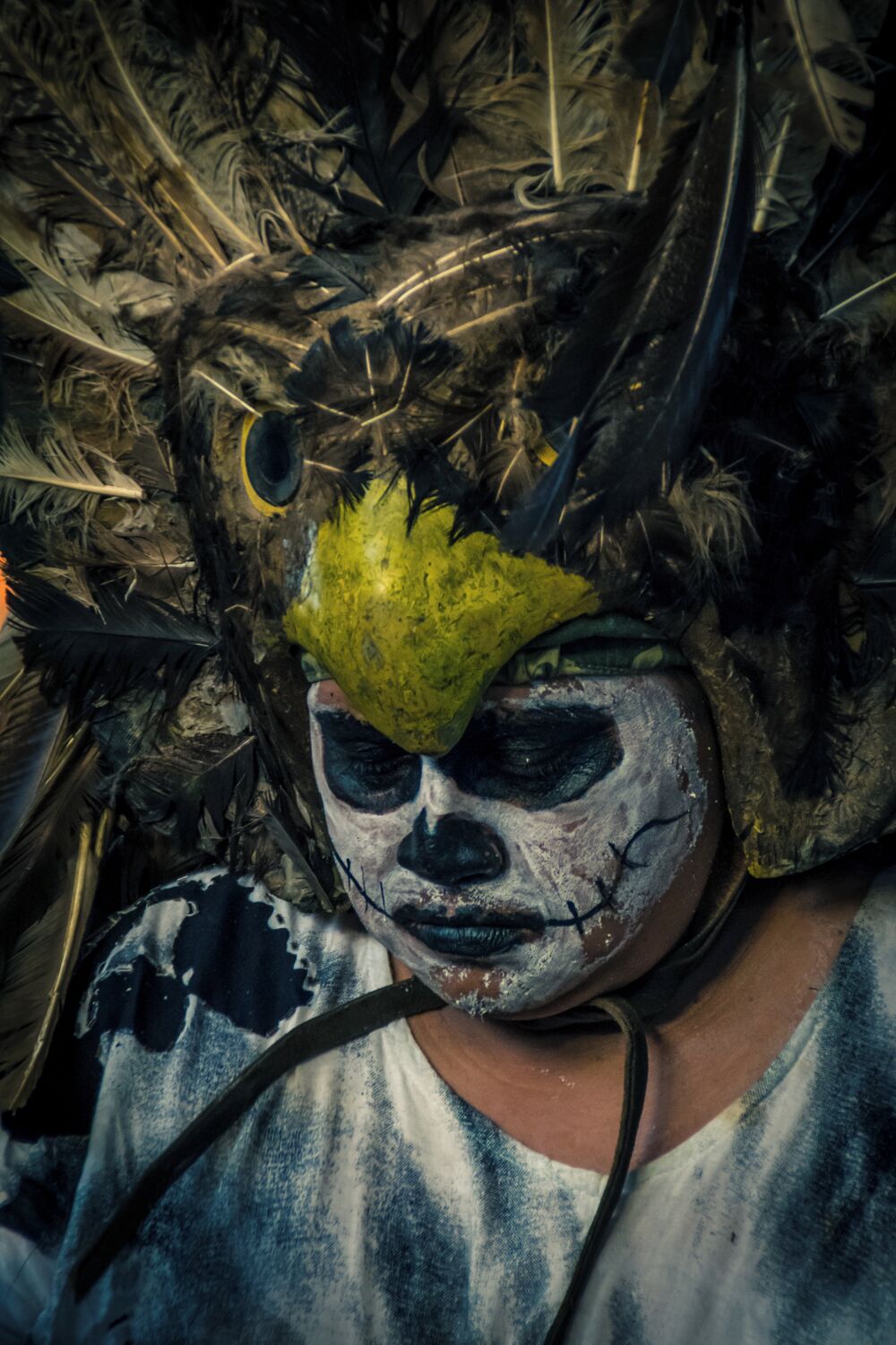 A local musician dressed as a dead Eagle Warrior sings and plays the drums, asking the spirits to visit the living and take the offerings from the altars.