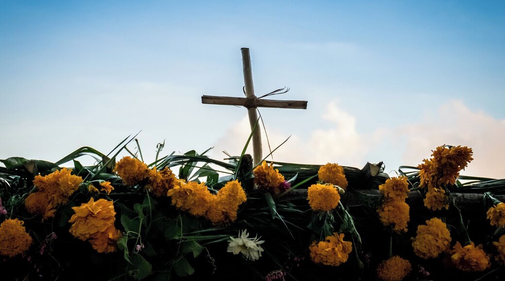 I got invited to take pictures at a very special Day of the Dead ceremony in 3 Reyes—a small Mayan community in the state of Yucatan.
To witness this side of my own country, relatively unknown to the most of us, is such a beautiful feeling!