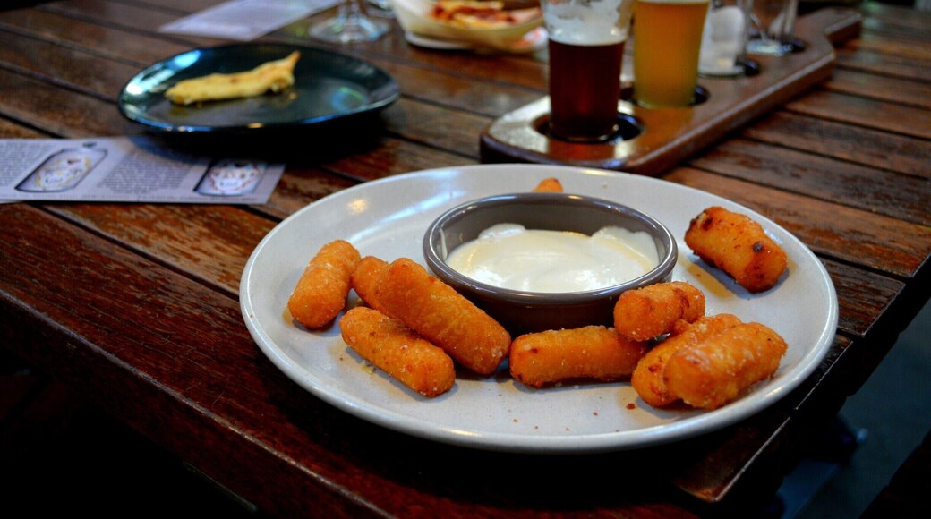 If you have ever been to Melbourne you will understand where I am coming from when I say that this place is up there with any of Melbourne’s funky Industrial style bars. Its hip, sheik and down-right awesome.
Holding just 50 people, it also makes it an intimate setting for any function.
The Central Coast’s very own handcrafted Brewery was established in 2012 and officially opened in 2013. They are always researching and creating new flavours of beers but have 5 core beers all year round. All beers are free from any additives and preservatives. They also offer homemade style lemonade called ‘Mother Goose Lemonade’ made onsite and a refreshing cider. Grab a paddle and try their 4 taster beers and once you have picked a favourite you can take a one litre Squealer or two litre Growler home with you.
With an uber-cool restaurant, I could not go past the cheese sticks, garlic bread pizza and the nachos, all accompanying the beer and drinks perfectly. Live bands are extremely popular and they now have small group tours.
(Head to my blog to find out more...)