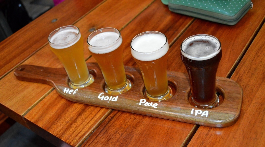 If you have ever been to Melbourne you will understand where I am coming from when I say that this place is up there with any of Melbourne’s funky Industrial style bars. Its hip, sheik and down-right awesome.
Holding just 50 people, it also makes it an intimate setting for any function.
The Central Coast’s very own handcrafted Brewery was established in 2012 and officially opened in 2013. They are always researching and creating new flavours of beers but have 5 core beers all year round. All beers are free from any additives and preservatives. They also offer homemade style lemonade called ‘Mother Goose Lemonade’ made onsite and a refreshing cider. Grab a paddle and try their 4 taster beers and once you have picked a favourite you can take a one litre Squealer or two litre Growler home with you.
With an uber-cool restaurant, I could not go past the cheese sticks, garlic bread pizza and the nachos, all accompanying the beer and drinks perfectly. Live bands are extremely popular and they now have small group tours.