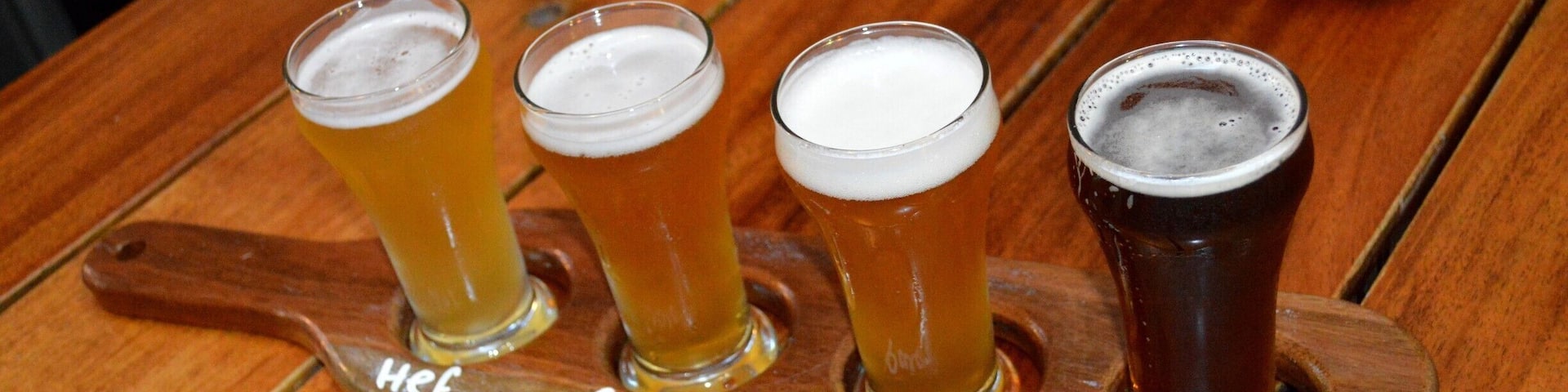 If you have ever been to Melbourne you will understand where I am coming from when I say that this place is up there with any of Melbourne’s funky Industrial style bars. Its hip, sheik and down-right awesome.
Holding just 50 people, it also makes it an intimate setting for any function.
The Central Coast’s very own handcrafted Brewery was established in 2012 and officially opened in 2013. They are always researching and creating new flavours of beers but have 5 core beers all year round. All beers are free from any additives and preservatives. They also offer homemade style lemonade called ‘Mother Goose Lemonade’ made onsite and a refreshing cider. Grab a paddle and try their 4 taster beers and once you have picked a favourite you can take a one litre Squealer or two litre Growler home with you.
With an uber-cool restaurant, I could not go past the cheese sticks, garlic bread pizza and the nachos, all accompanying the beer and drinks perfectly. Live bands are extremely popular and they now have small group tours.