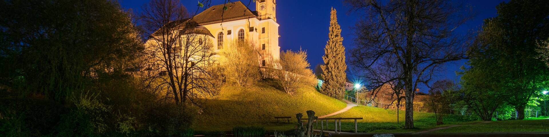 Kirche in Breitbrunn am Chiemsee unter dem Vollmond, Bayern in Deutschland