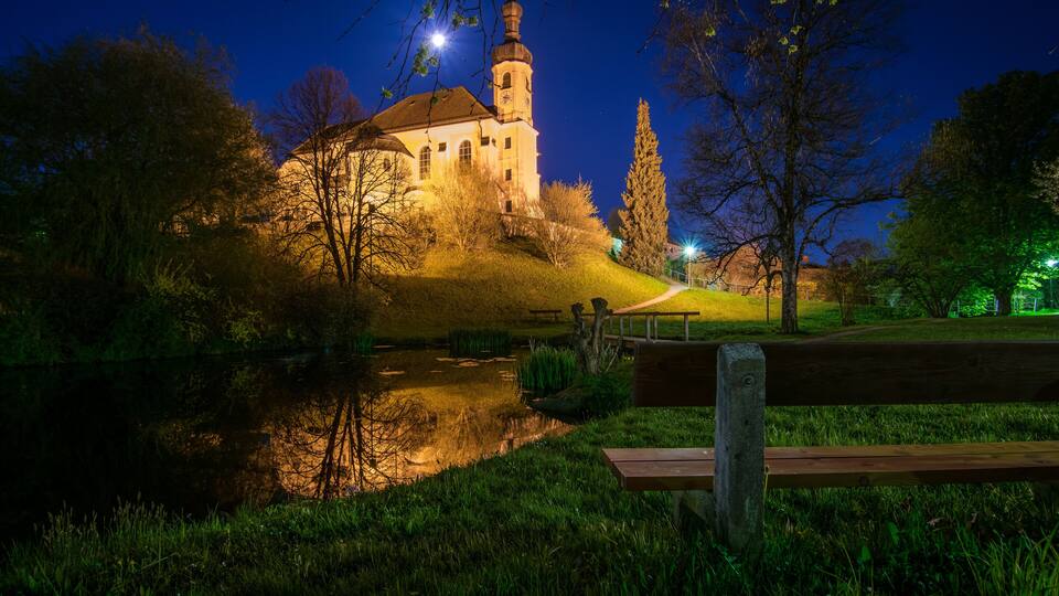 Kirche in Breitbrunn am Chiemsee unter dem Vollmond, Bayern in Deutschland