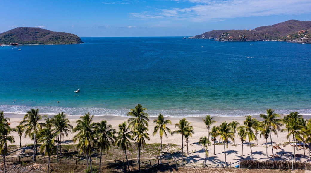 Playa La Ropa Zihuatanejo