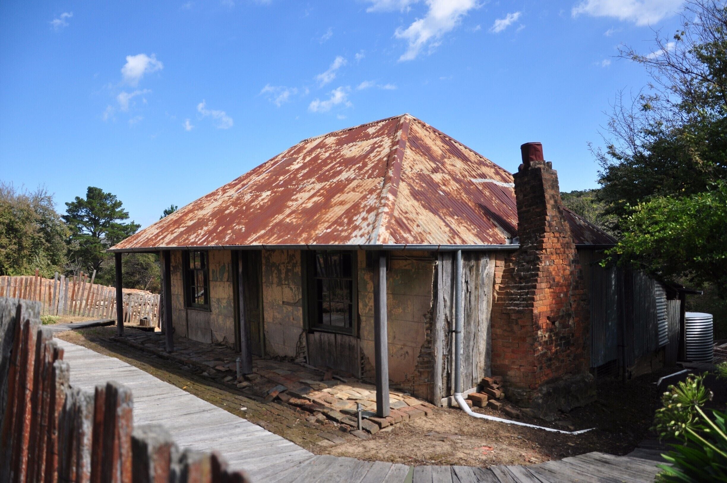 The many famous Australian artists who spent time here really knew what they were doing. They rediscovered this abandoned mining town and the artwork they produced while here put it back on the map. Even now, it still feels like you're stepping back in time.