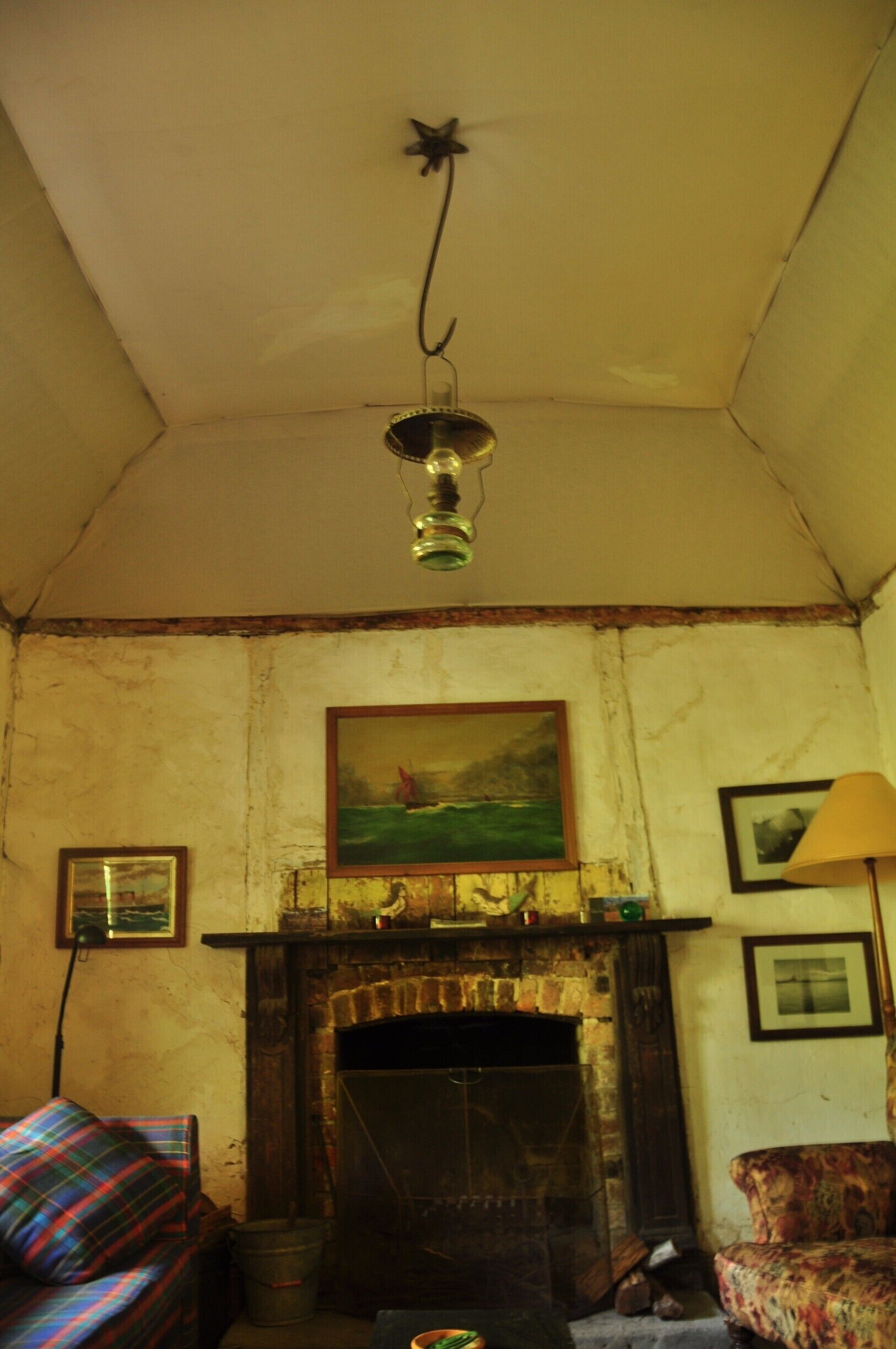 The many famous Australian artists who spent time here really knew what they were doing. They rediscovered this abandoned mining town and put it back on the map. It still feels like you're stepping back in time, especially in this little shack where we stayed, with its external kitchen and calico ceilings.