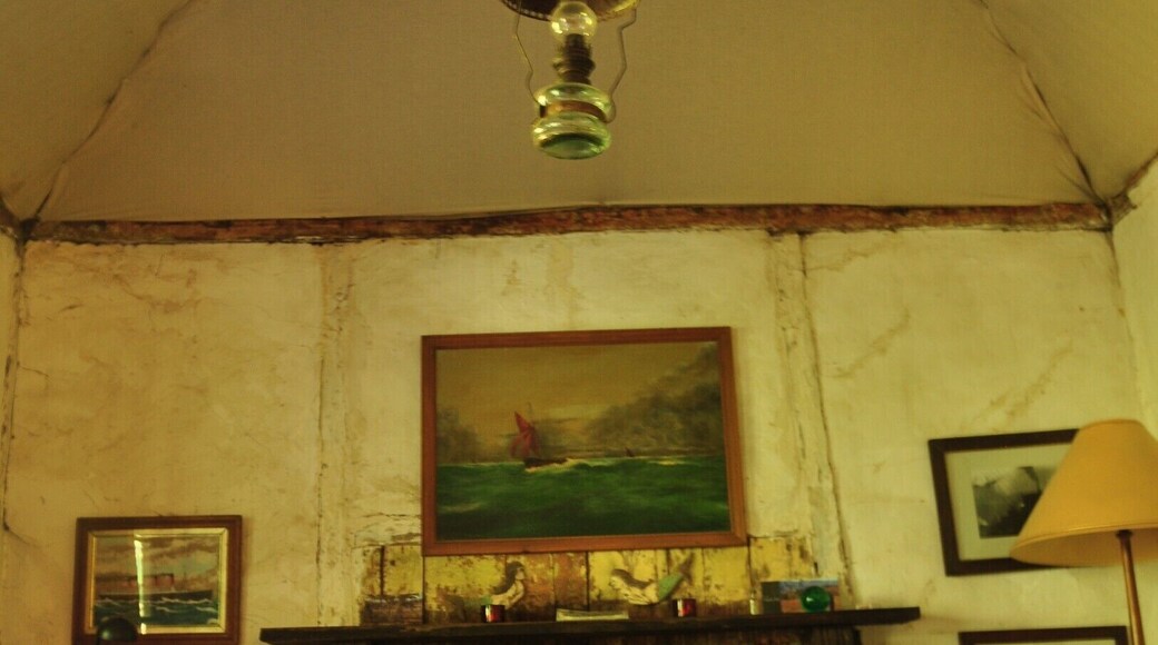 The many famous Australian artists who spent time here really knew what they were doing. They rediscovered this abandoned mining town and put it back on the map. It still feels like you're stepping back in time, especially in this little shack where we stayed, with its external kitchen and calico ceilings.