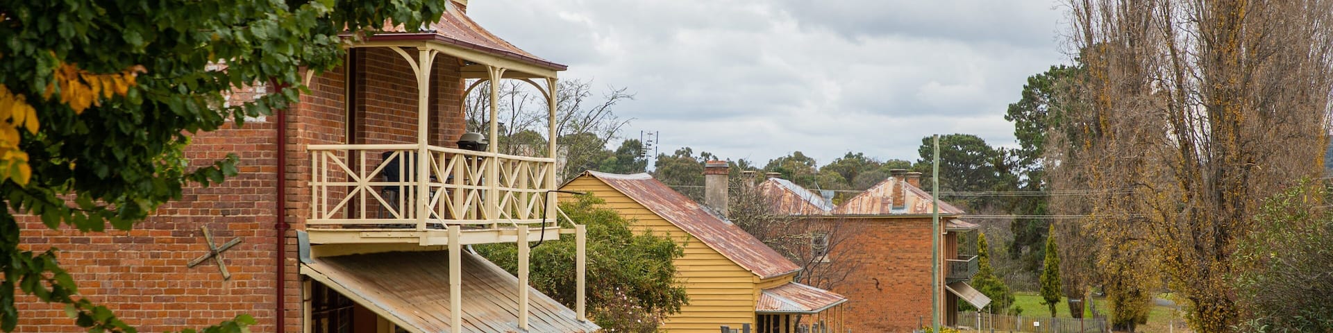 Hill End showing a small town or village